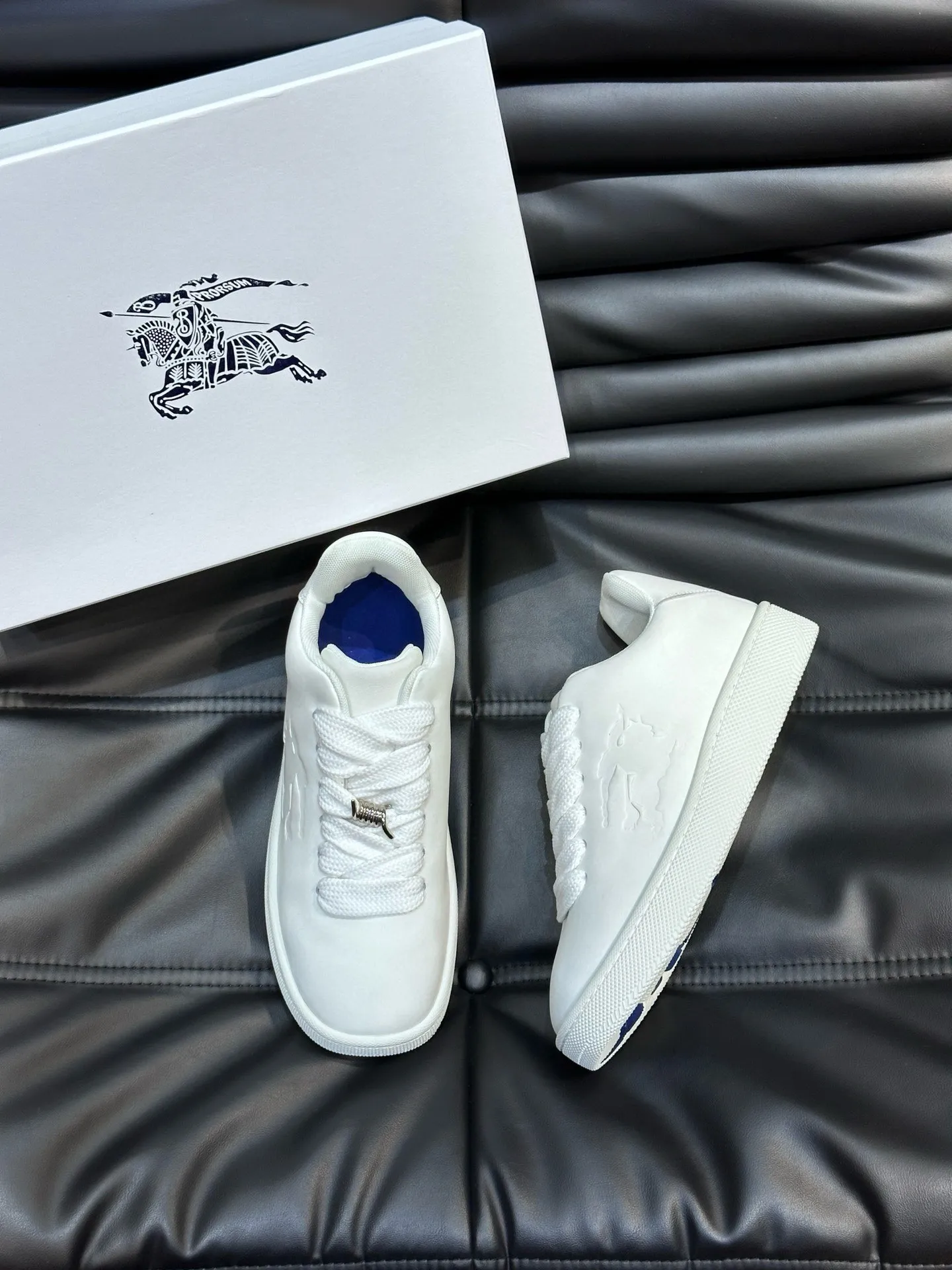 Factory price: 500💰Burberry Box series👫Thick-soled casual sports shoes for couples, cool sneakers and bread shoes, purchased and developed from the original version, the top version of the Box series sports shoes, made of original plaid/knitted fabric, embellished with embossed Equestrian Knight logo (EKD). Made of mesh lining, the laces are decorated with metal coils, the rubber sole is decorated with the Burberry letter logo, and the original molded 3.5CM two-color T men's shoe 💰U outsole! Code number: 35-45 (35-45 customized)